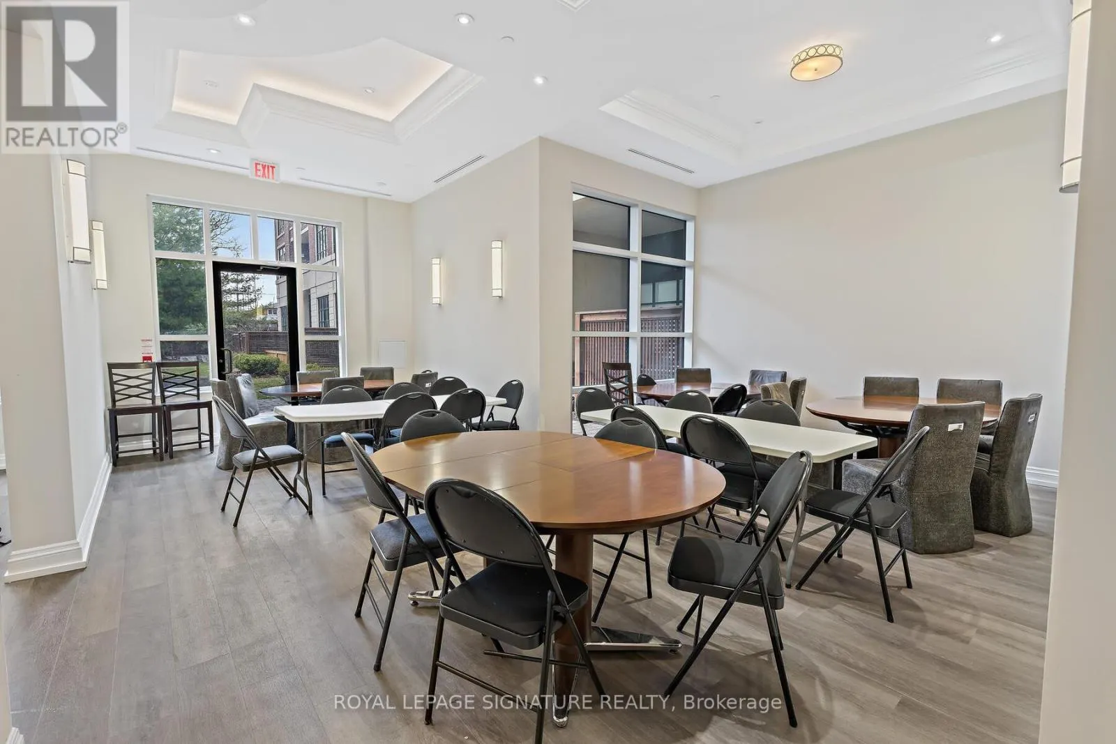 220 - 2396 MAJOR MACKENZIE DRIVE W