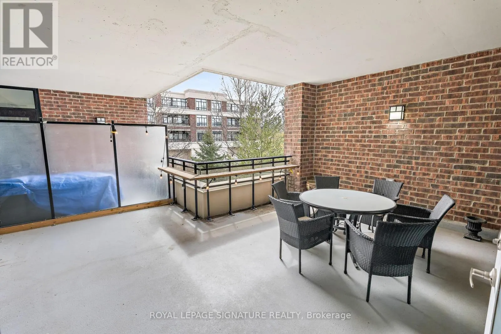 220 - 2396 MAJOR MACKENZIE DRIVE W