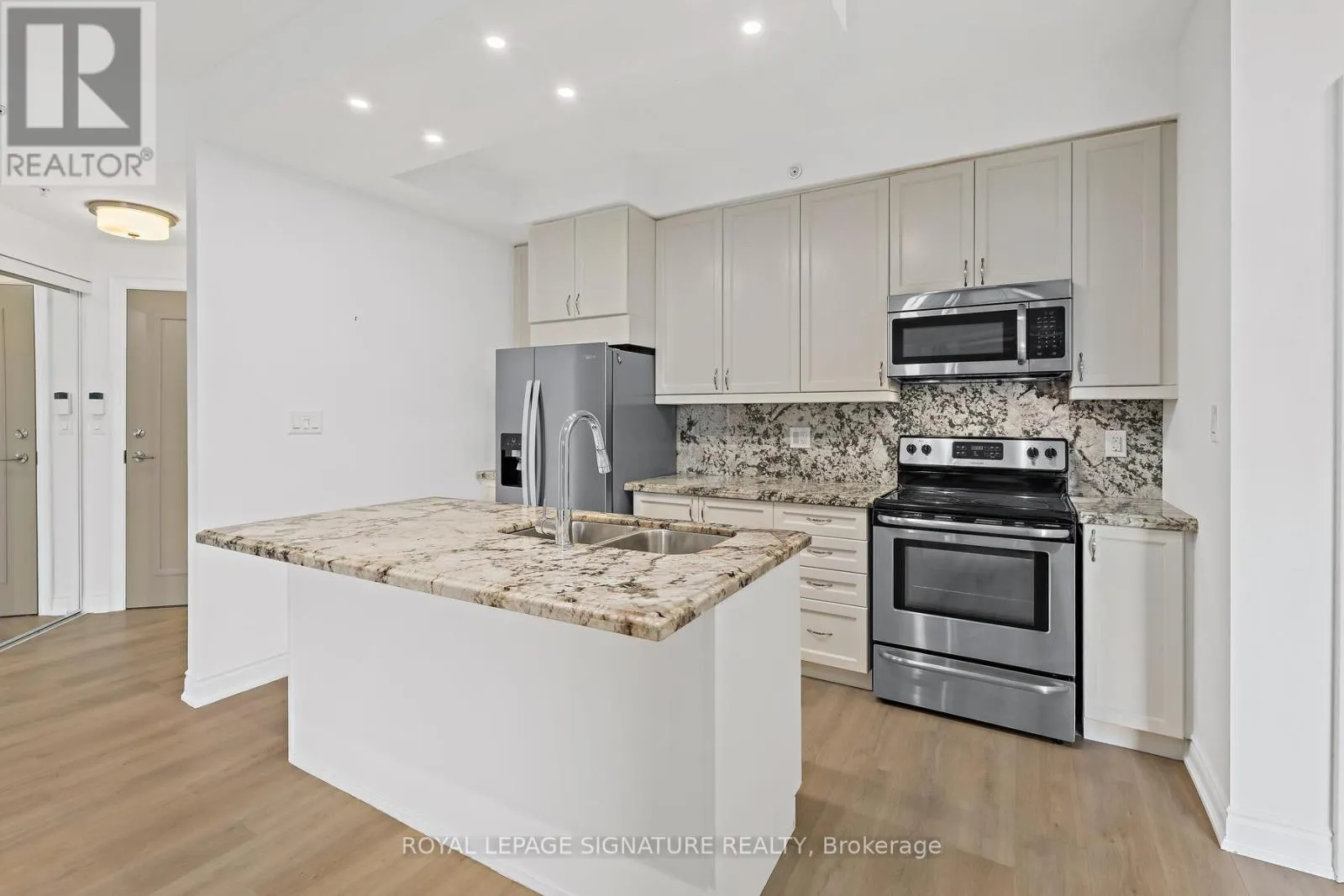 220 - 2396 MAJOR MACKENZIE DRIVE W