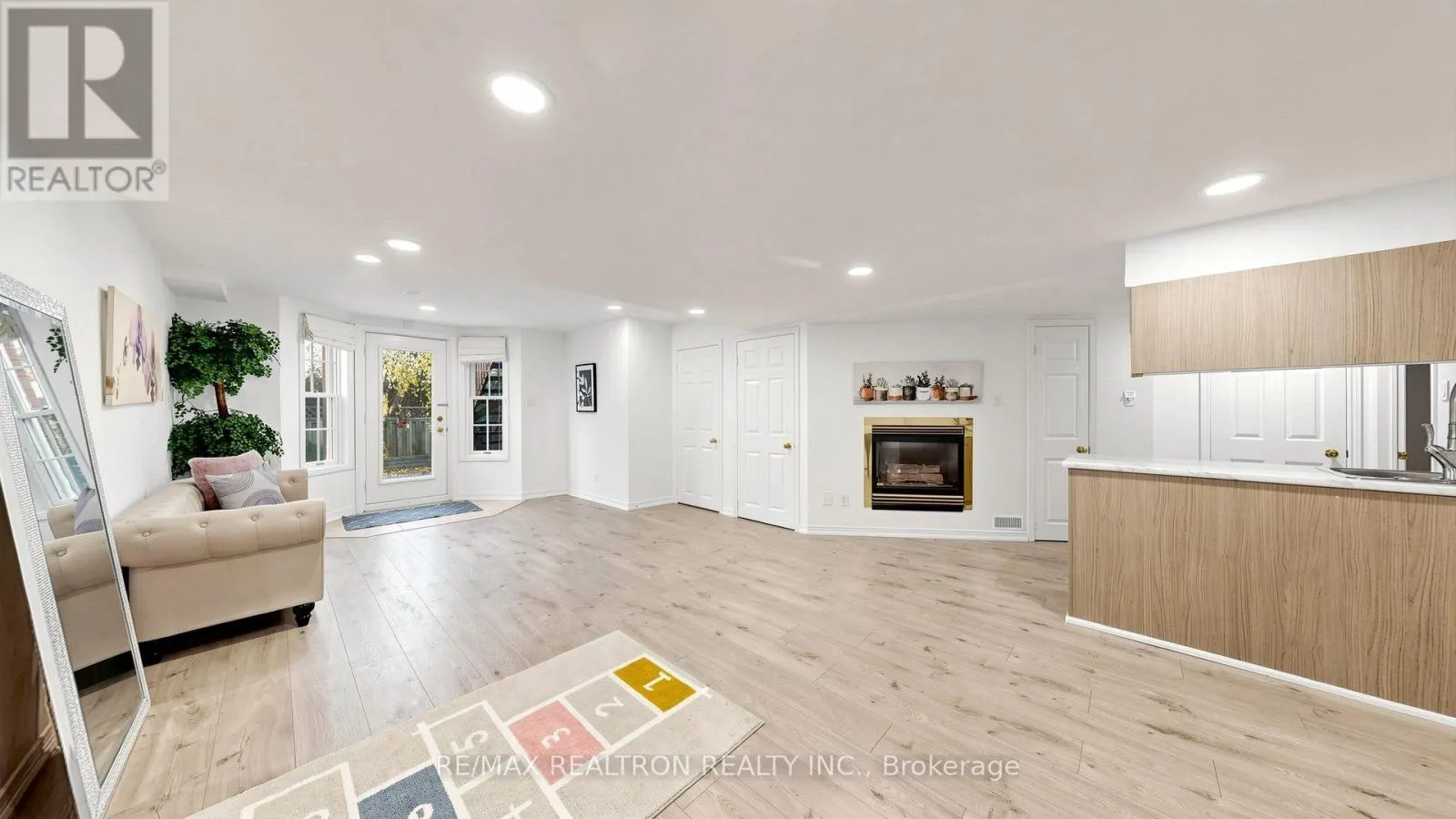 25 WATERBRIDGE LANE