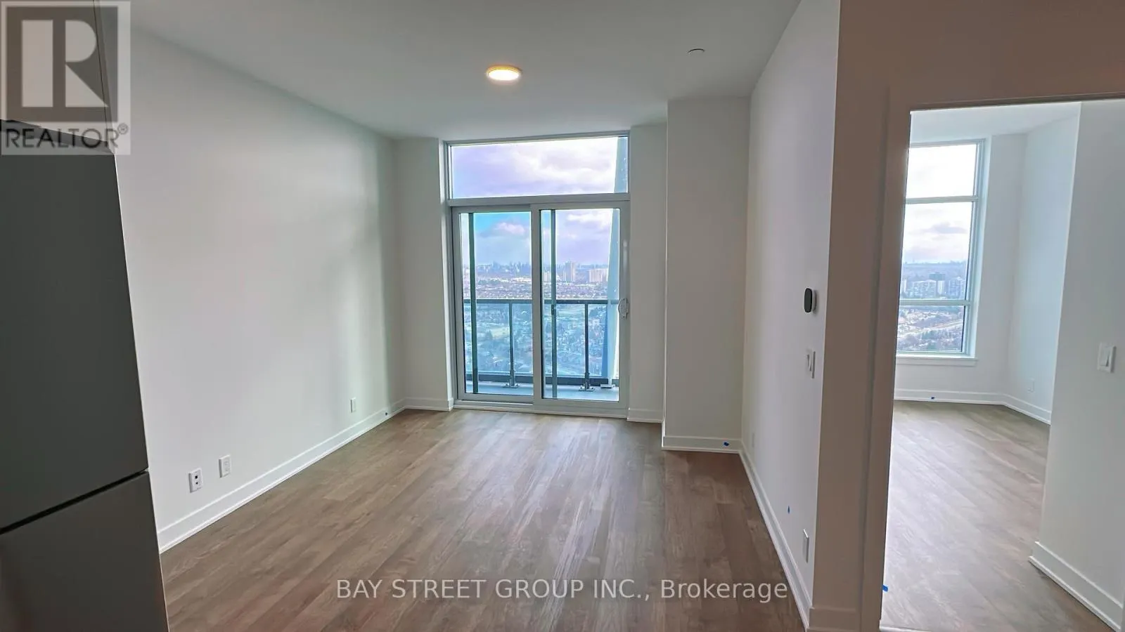 B3001 - 50 UPPER MALL WAY