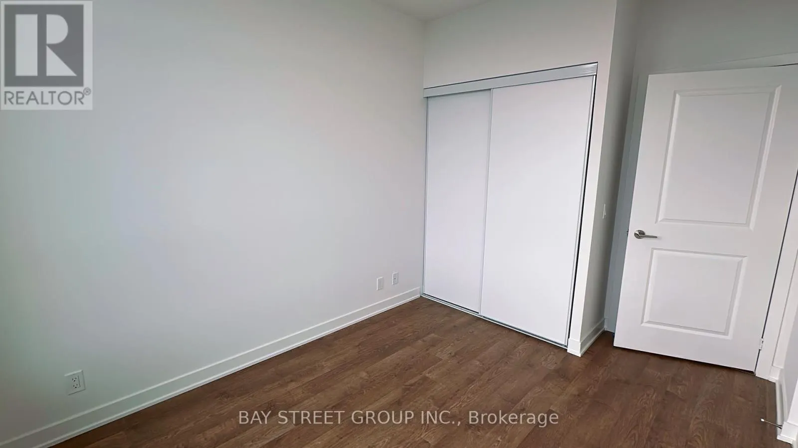 B3001 - 50 UPPER MALL WAY