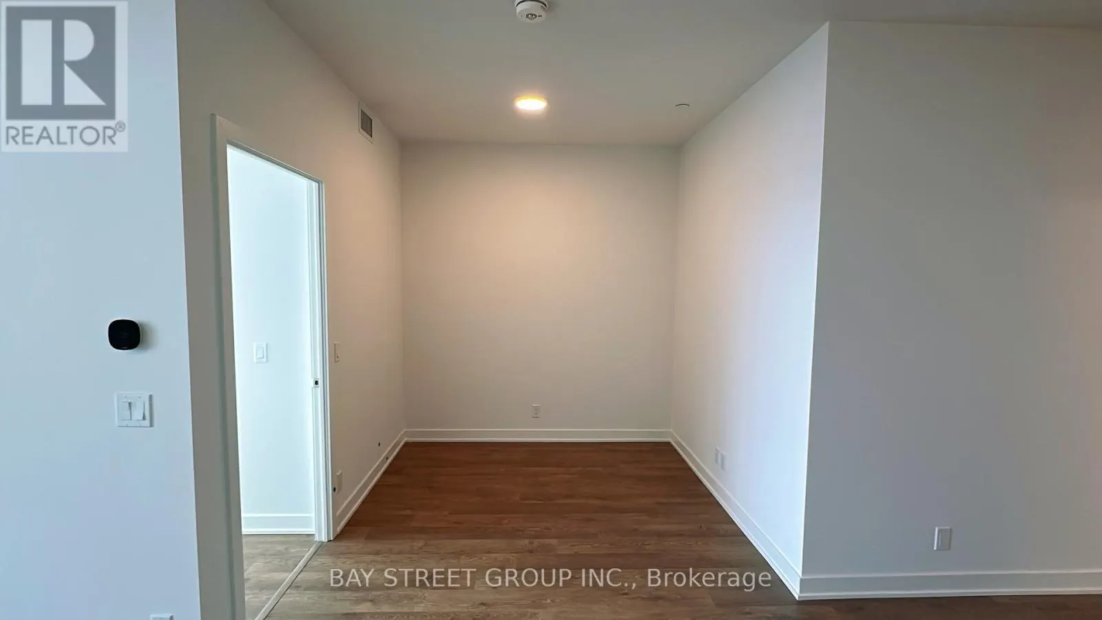 B3001 - 50 UPPER MALL WAY