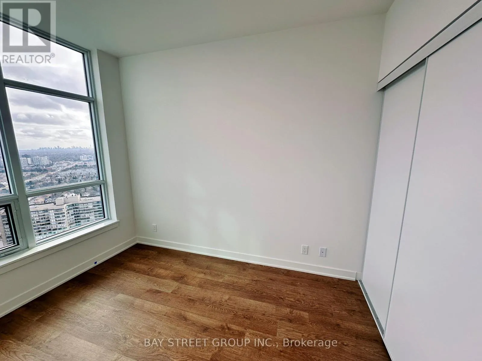 B3001 - 50 UPPER MALL WAY