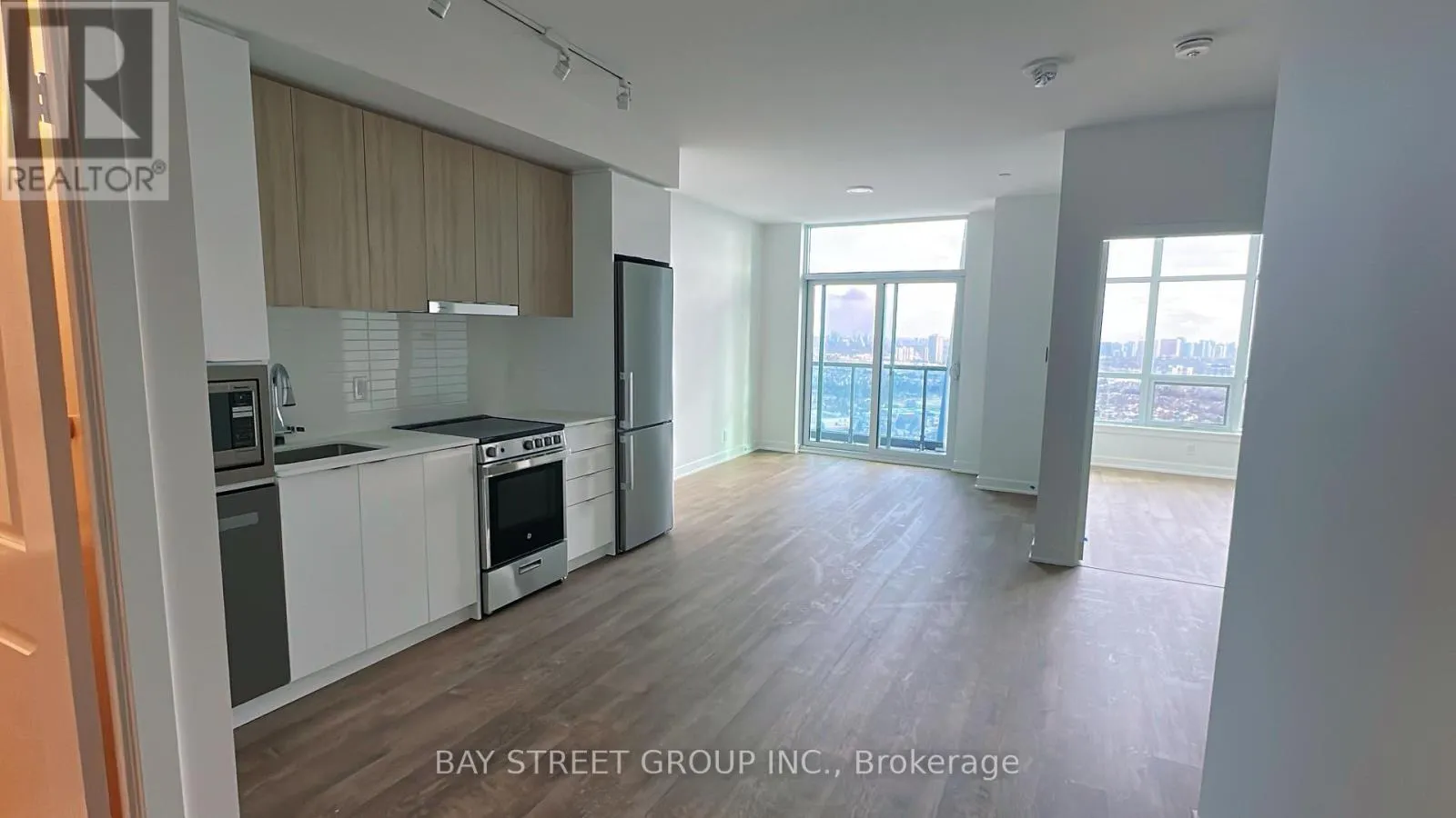 B3001 - 50 UPPER MALL WAY
