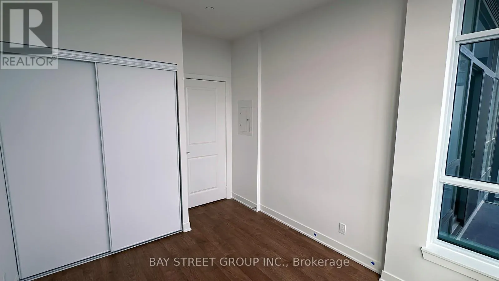 B3001 - 50 UPPER MALL WAY