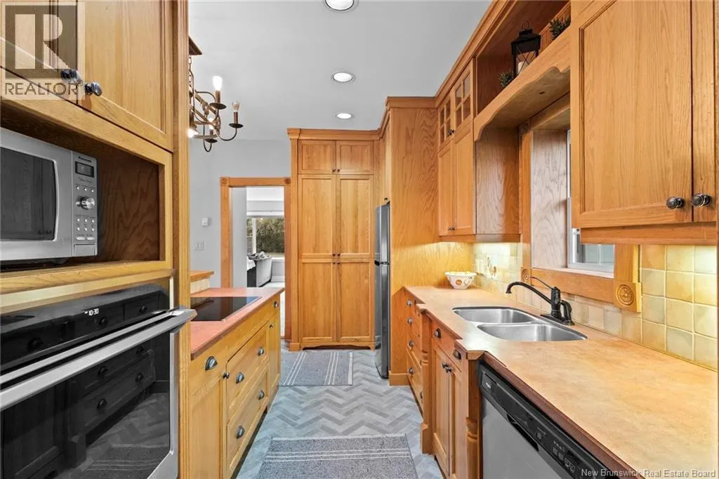73 Howland Ridge Road