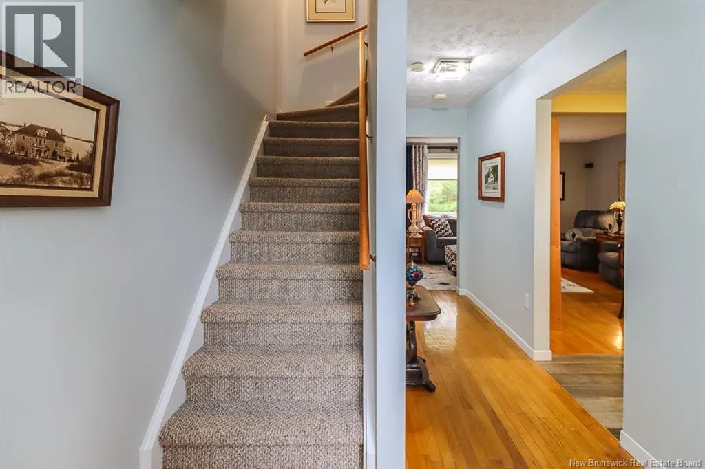 15 Hillsview Crescent
