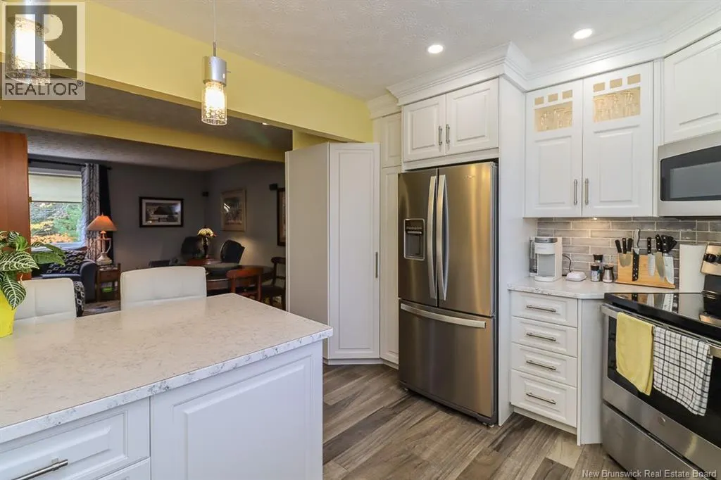 15 Hillsview Crescent