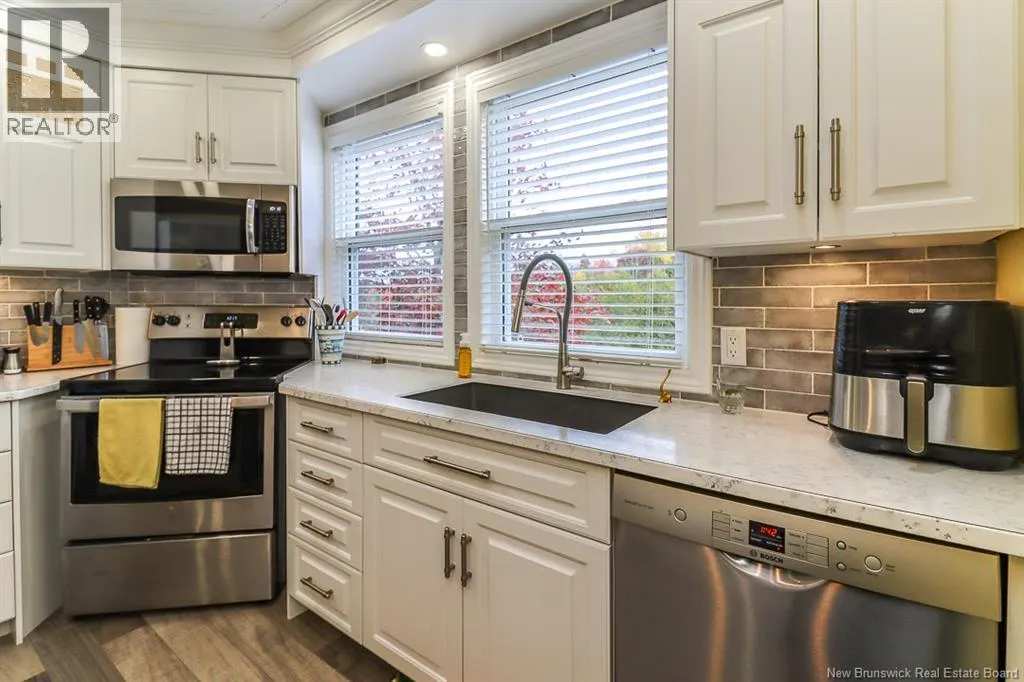 15 Hillsview Crescent