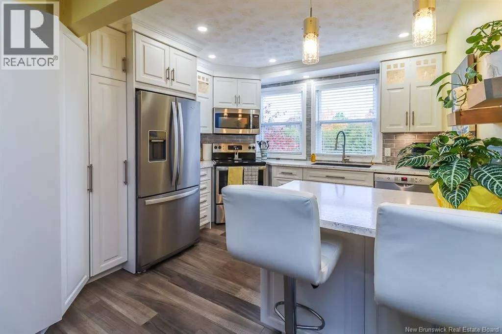 15 Hillsview Crescent