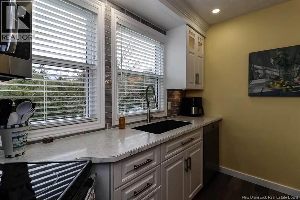 15 Hillsview Crescent