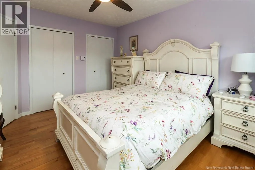 15 Hillsview Crescent