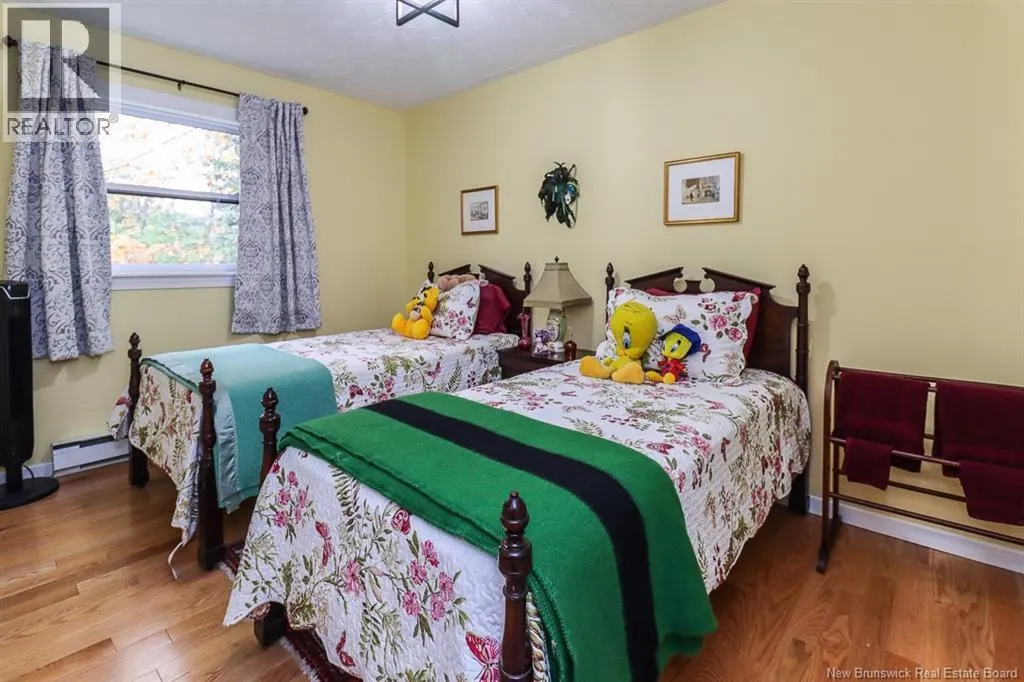 15 Hillsview Crescent