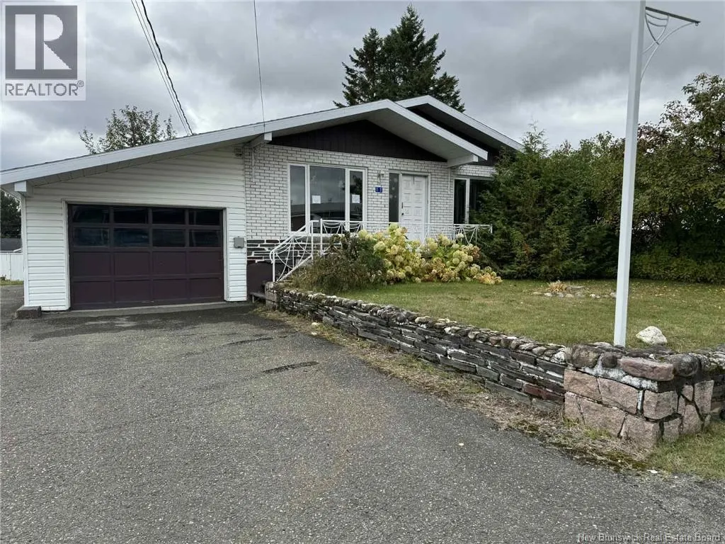 11 Rue De L'Ecole Street