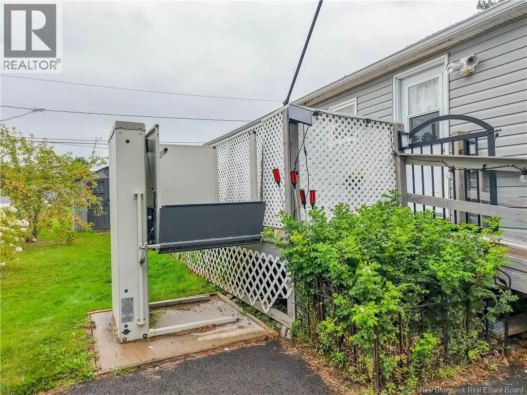 8 Wood Avenue