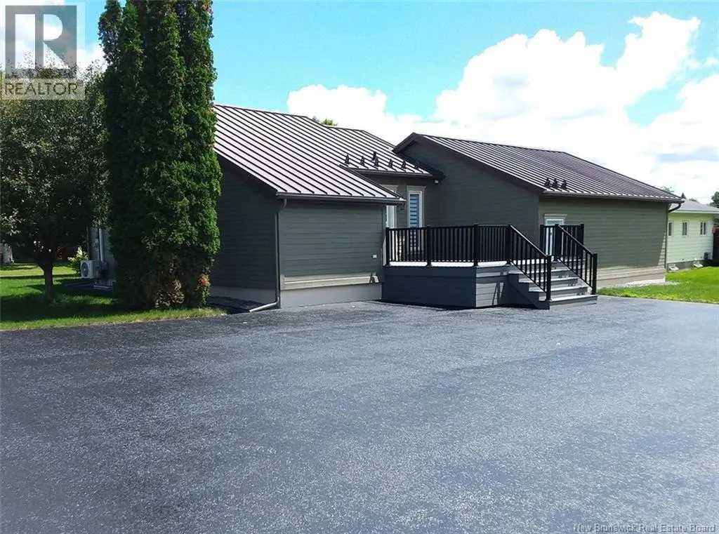 18 4th Avenue