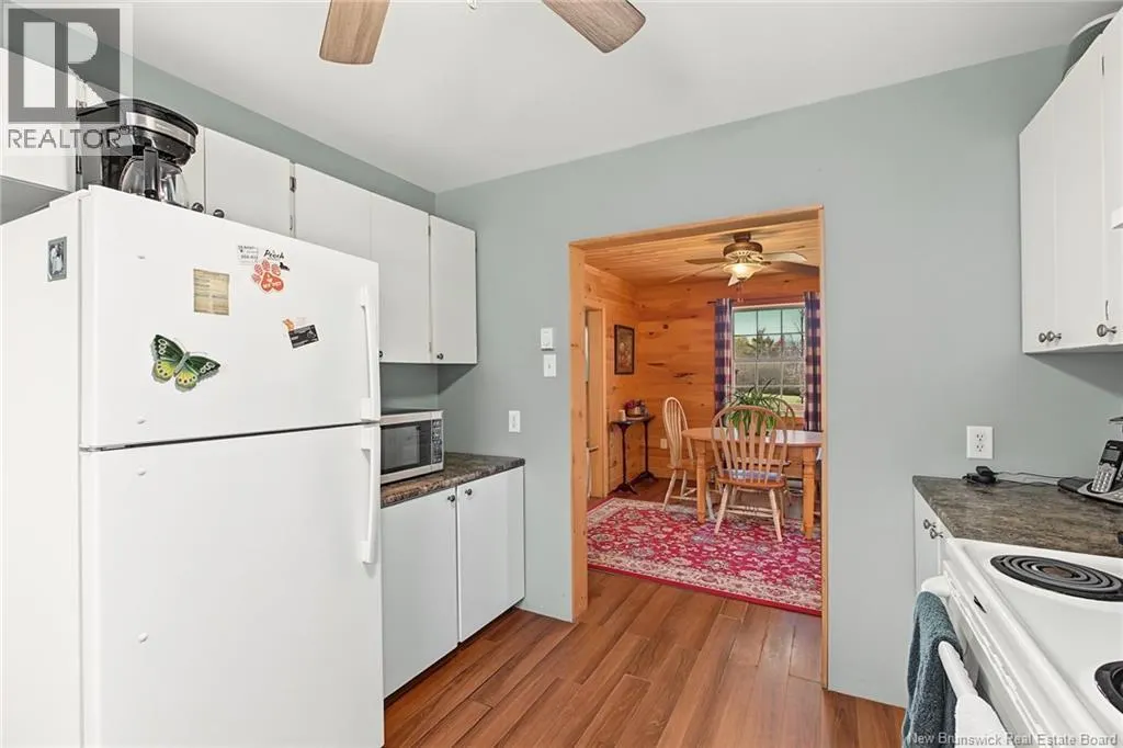 10 Edgewater Lane