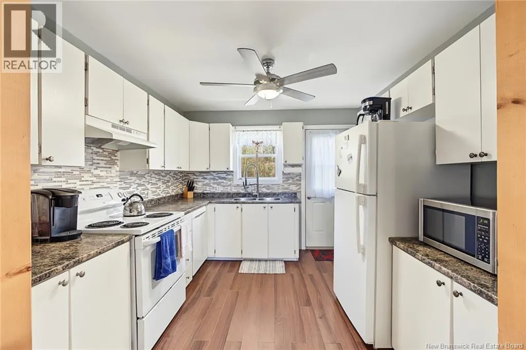 10 Edgewater Lane