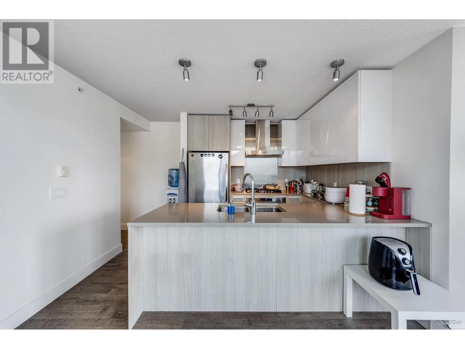 2208 3007 GLEN DRIVE