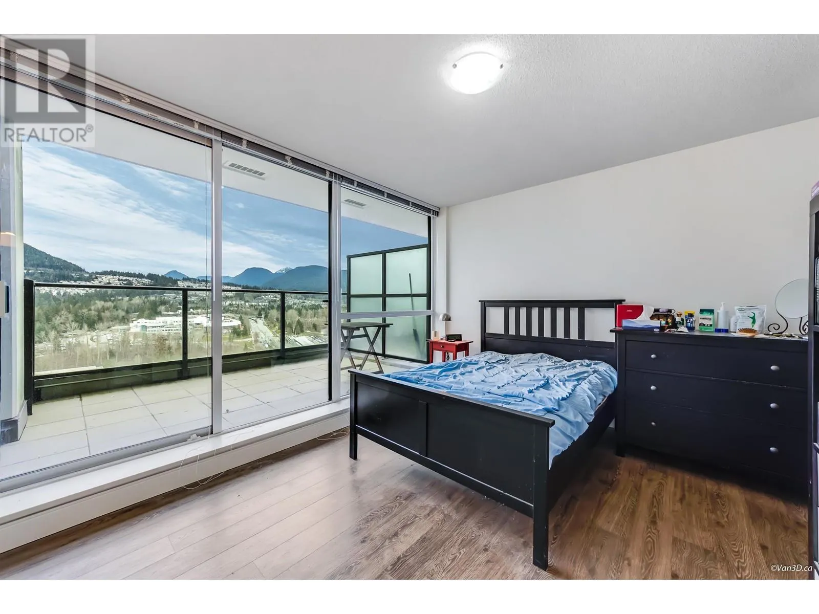 2208 3007 GLEN DRIVE