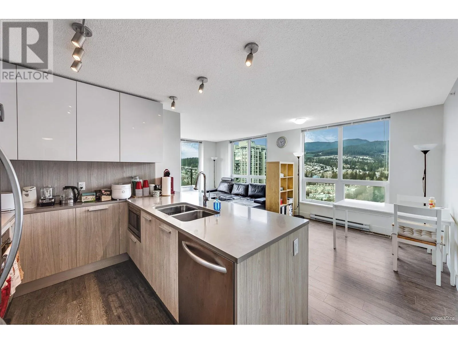 2208 3007 GLEN DRIVE