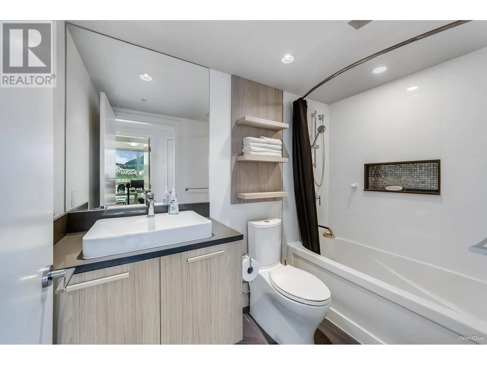 2208 3007 GLEN DRIVE