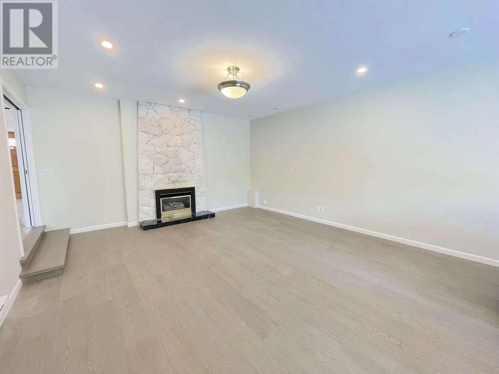 7371 SUNNYMEDE CRESCENT