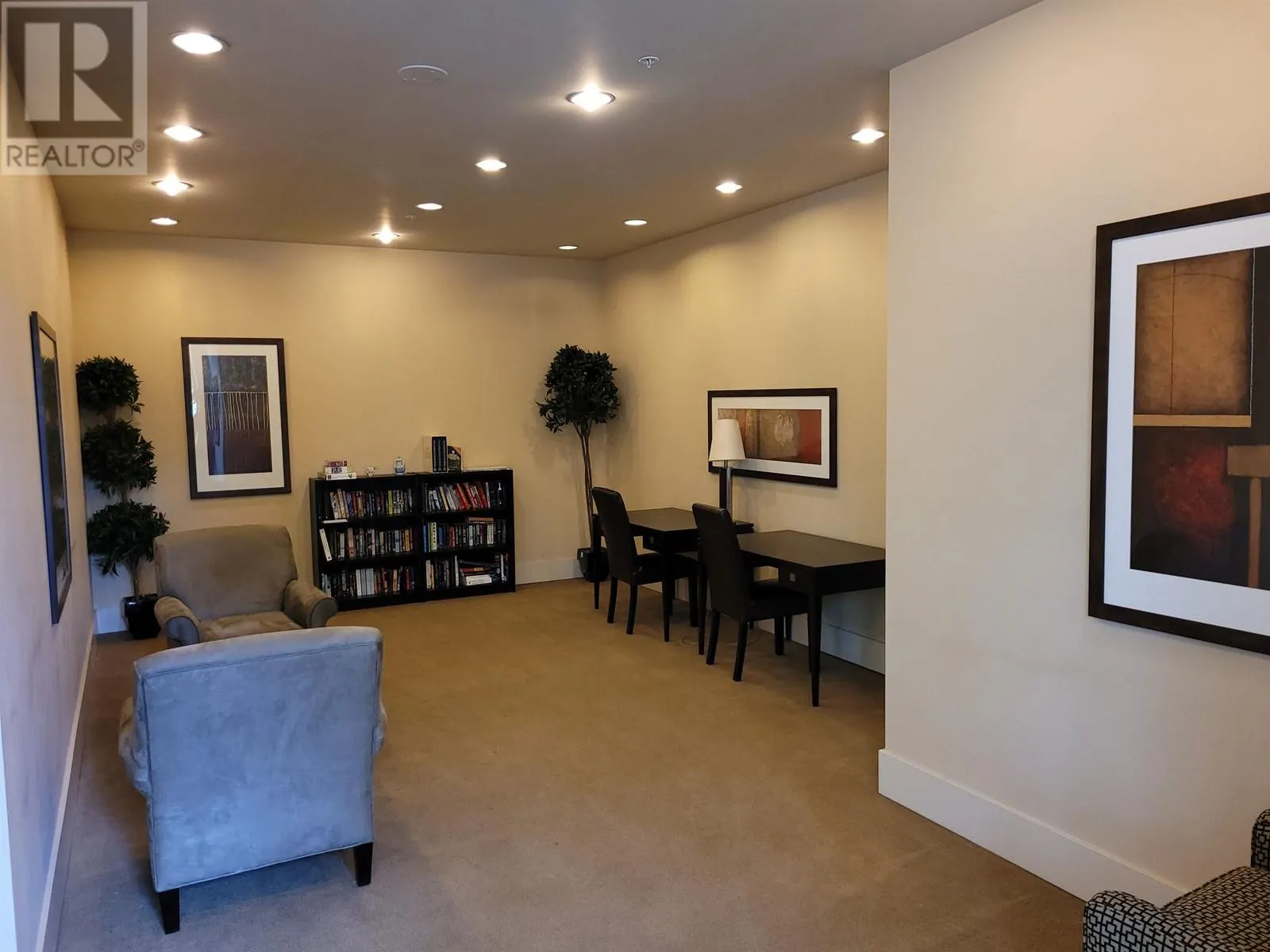 1101 11 E ROYAL AVENUE