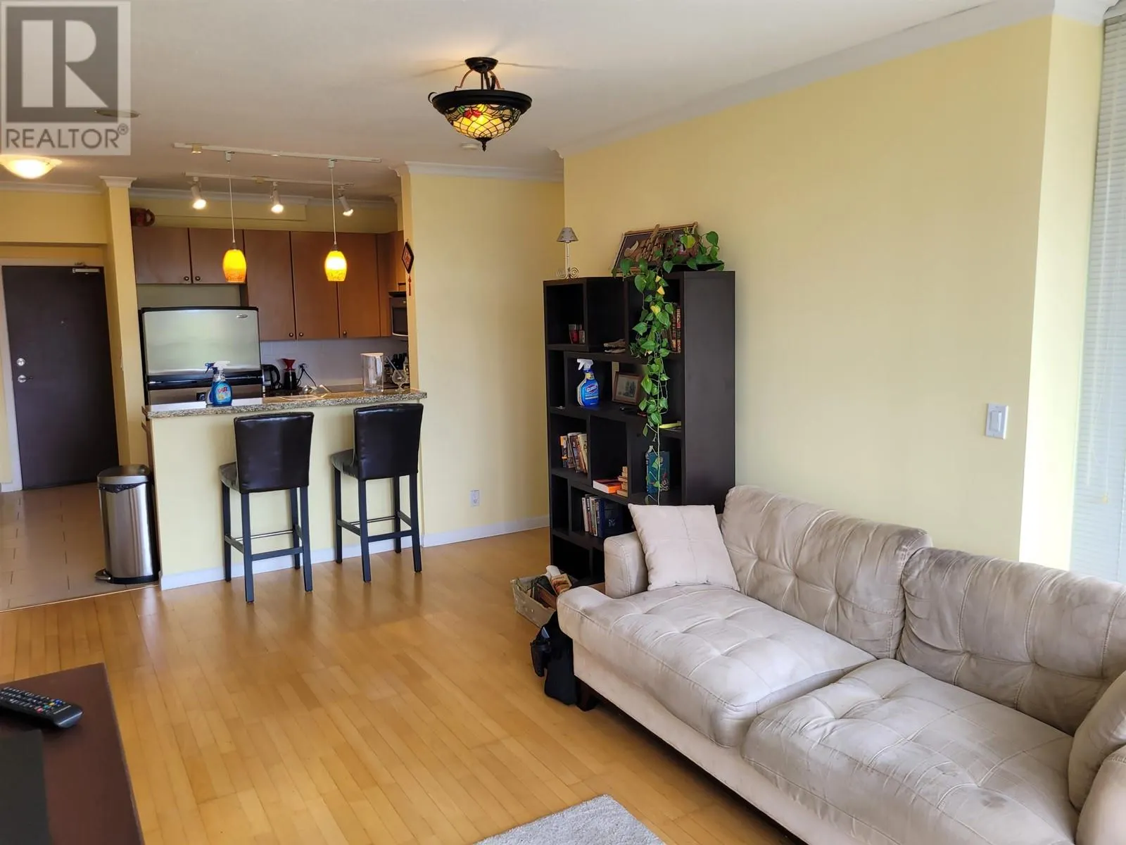 1101 11 E ROYAL AVENUE