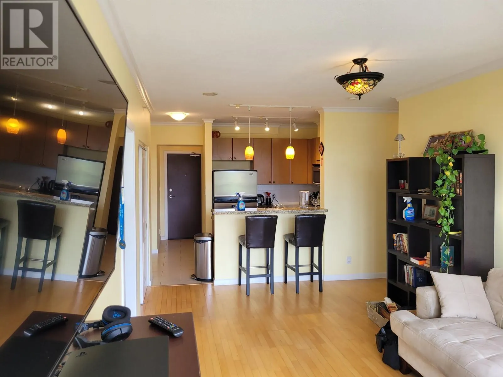 1101 11 E ROYAL AVENUE