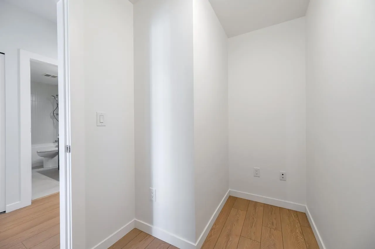 213 20695 EASTLEIGH CRESCENT
