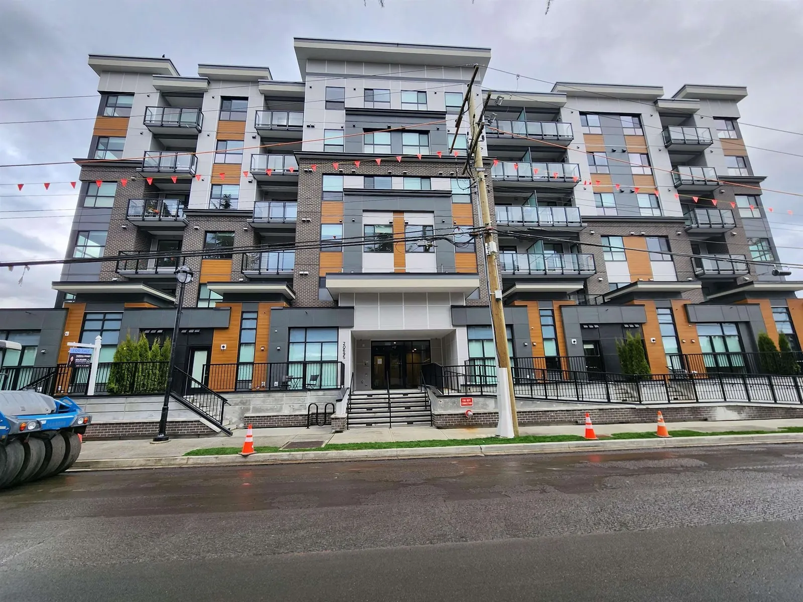 213 20695 EASTLEIGH CRESCENT