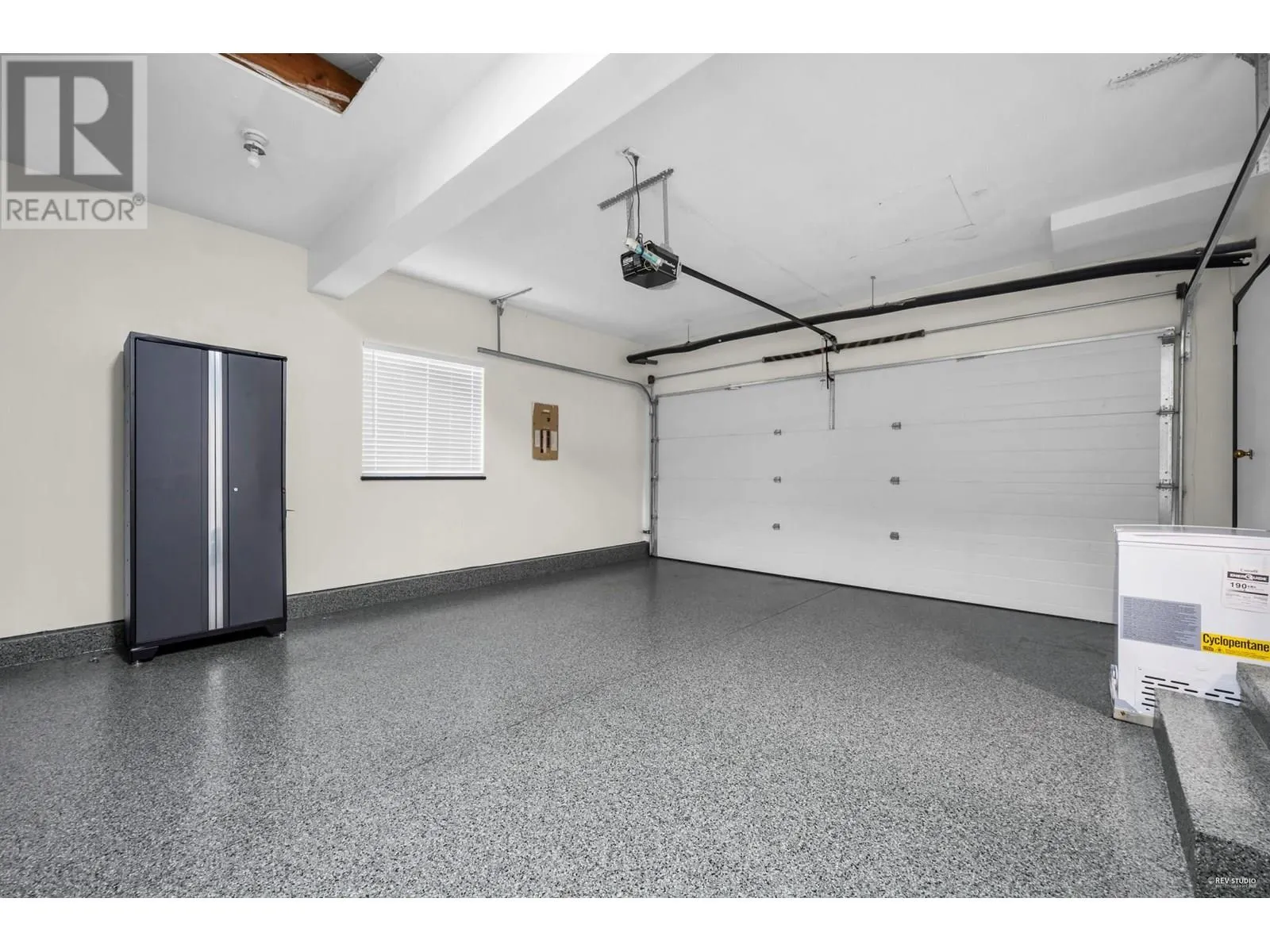 860 RUCKLE COURT