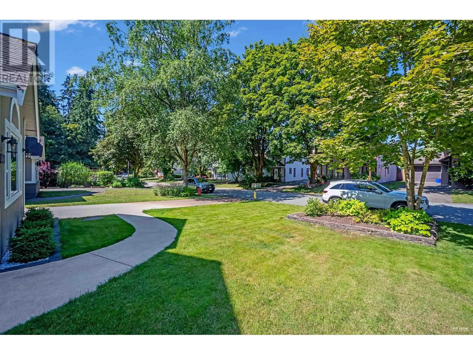 860 RUCKLE COURT