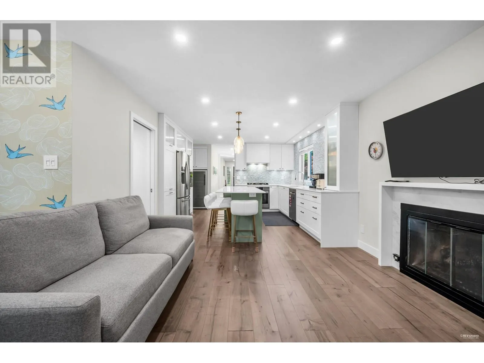 860 RUCKLE COURT