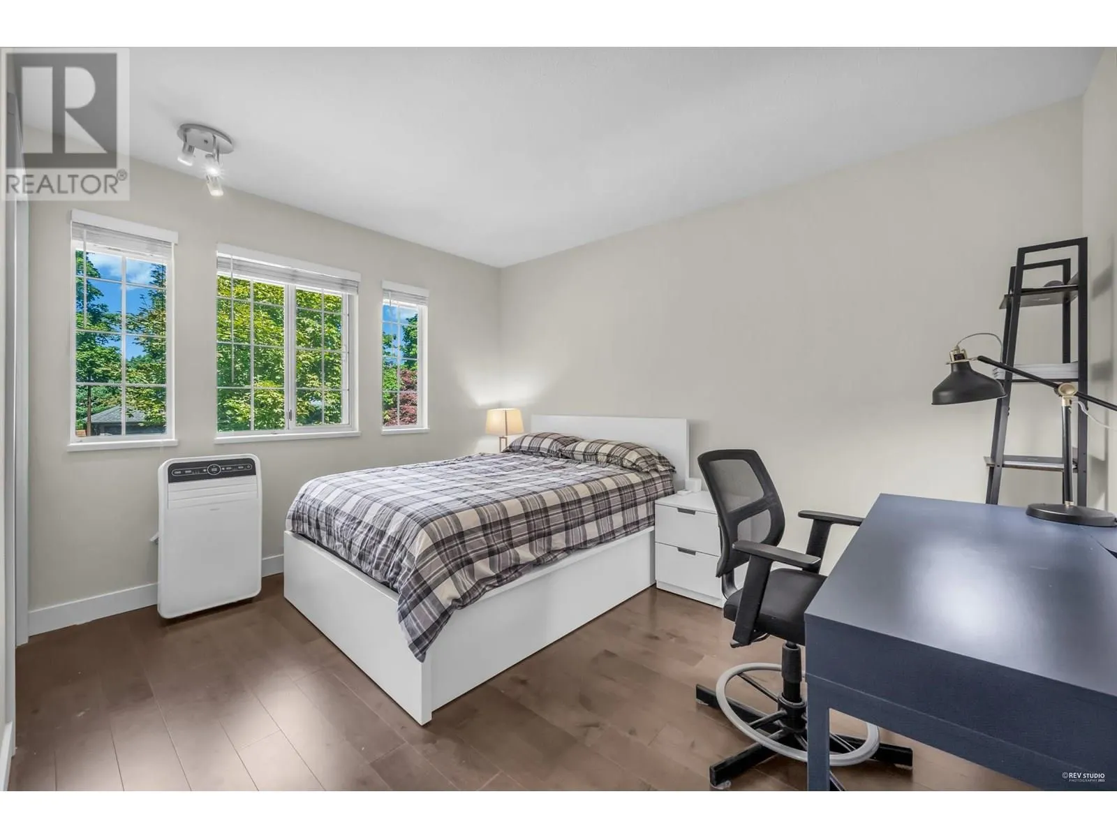 860 RUCKLE COURT