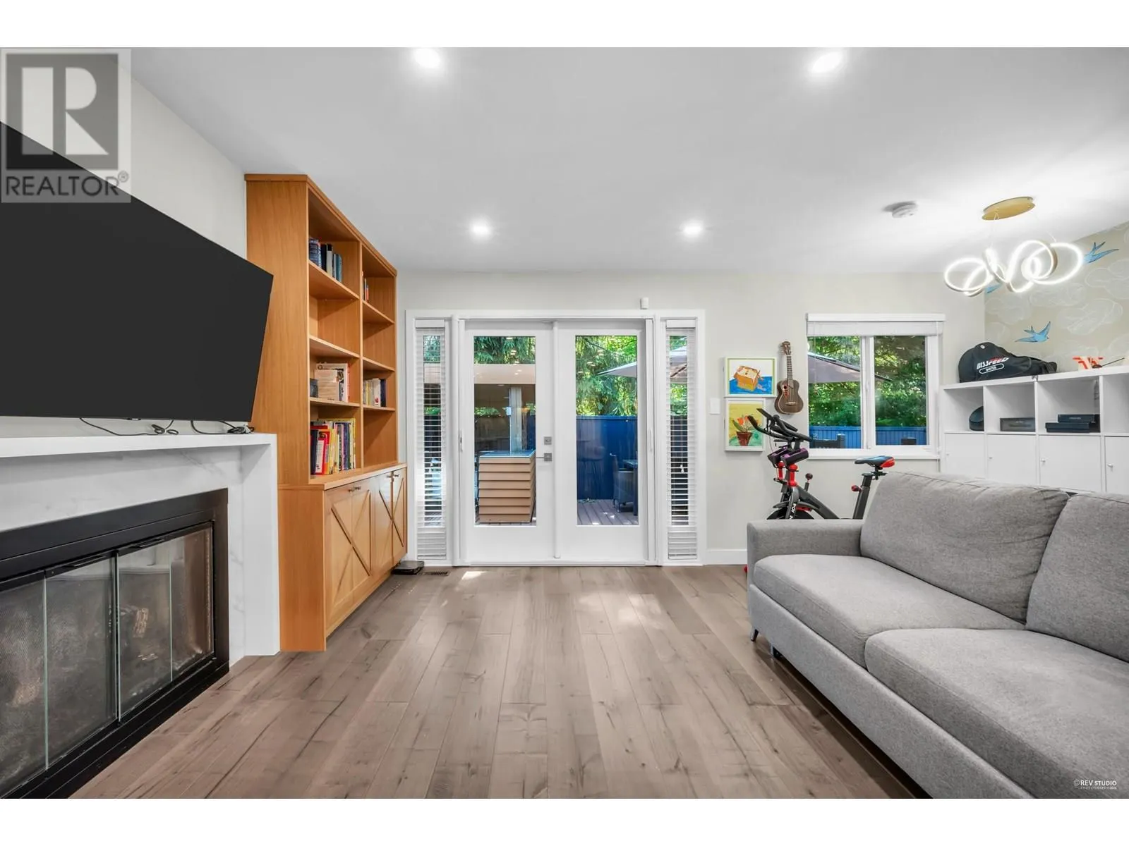 860 RUCKLE COURT