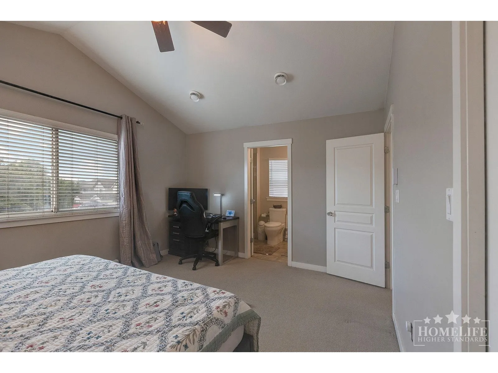 Upper 6779 186 STREET