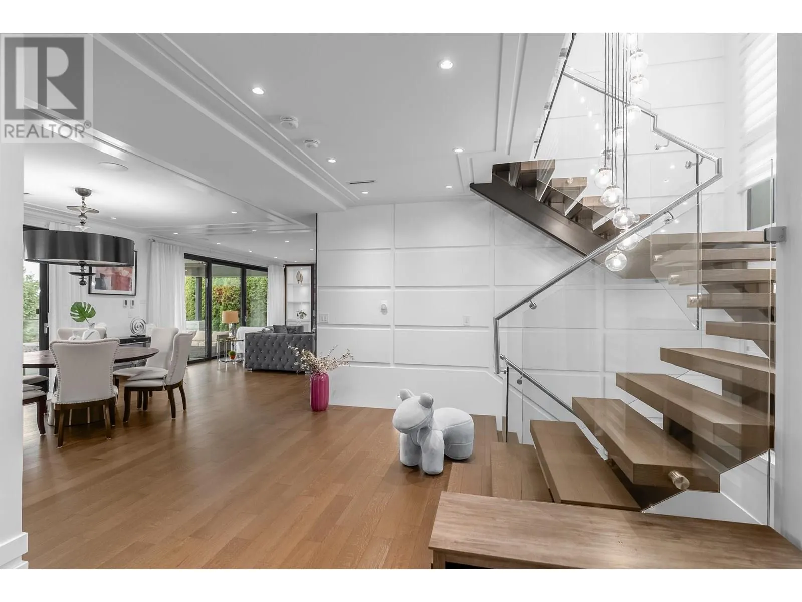 925 BEAUMONT DRIVE