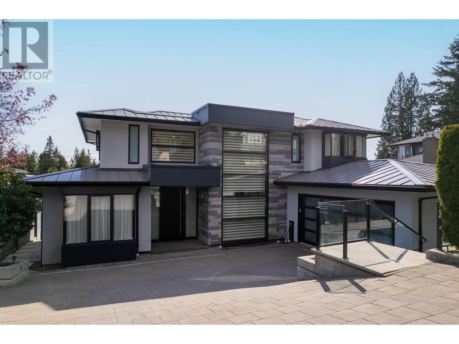 925 BEAUMONT DRIVE
