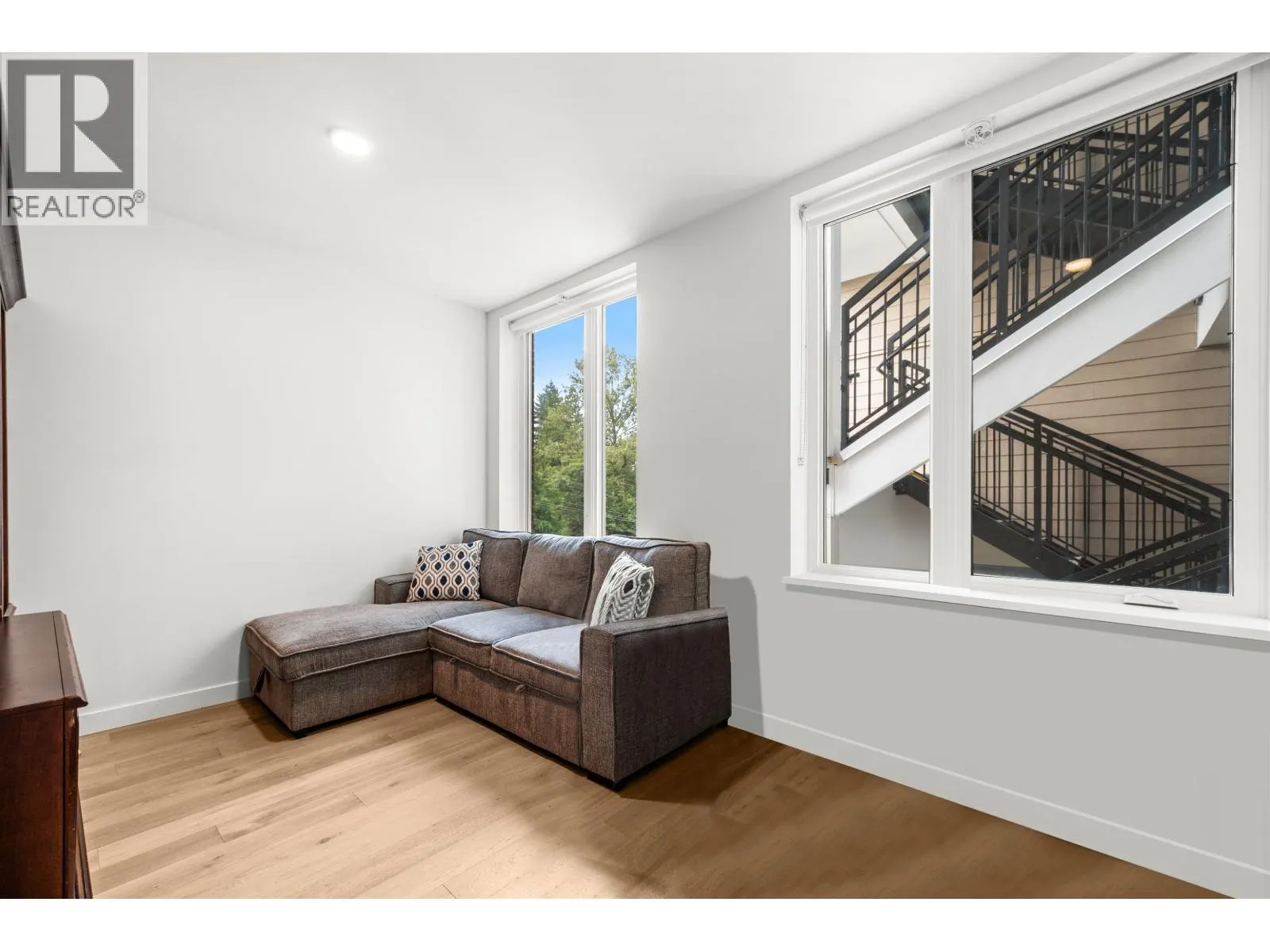TH5 2137 CHESTERFIELD AVENUE