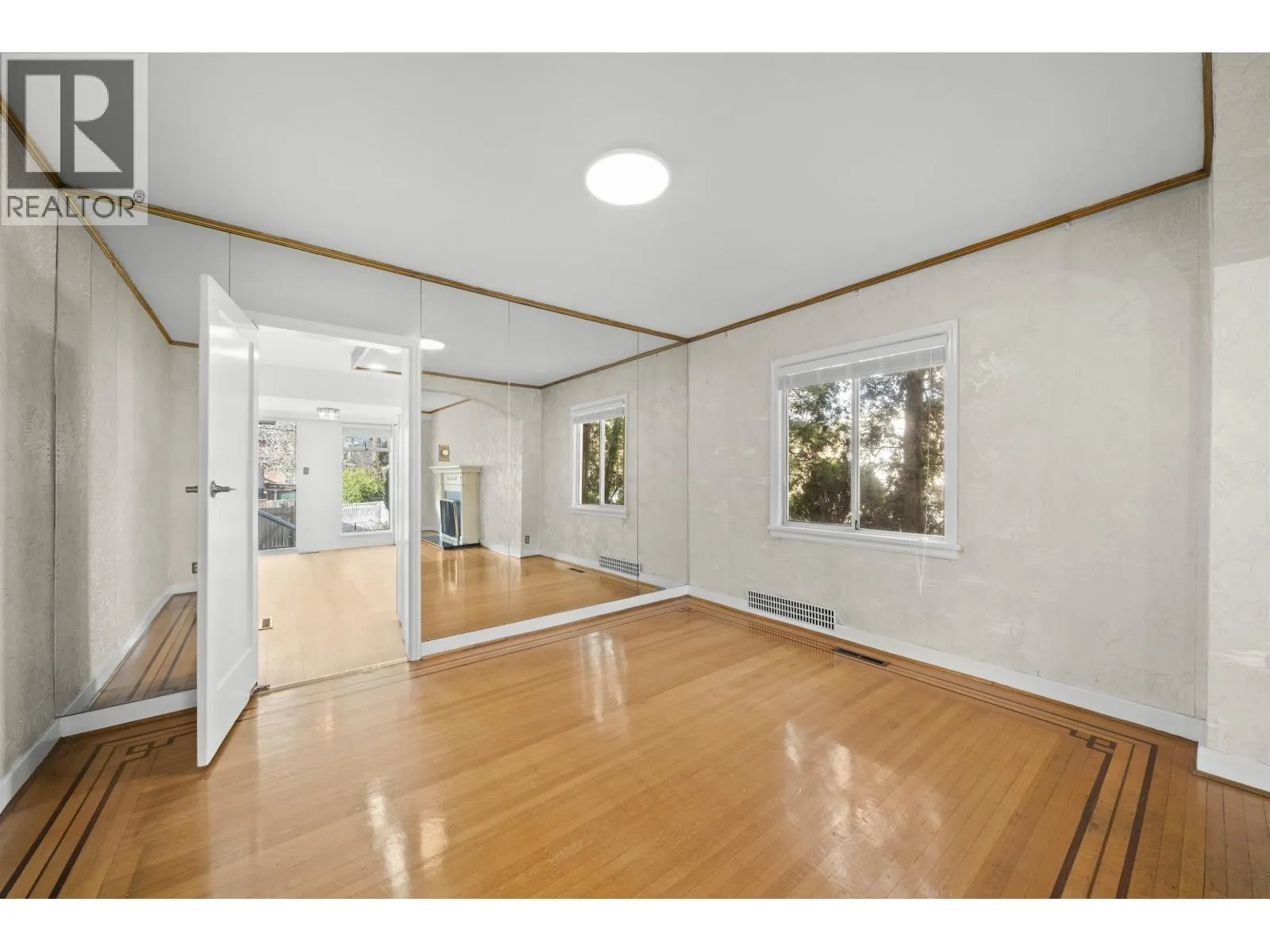 555 W 19TH AVENUE