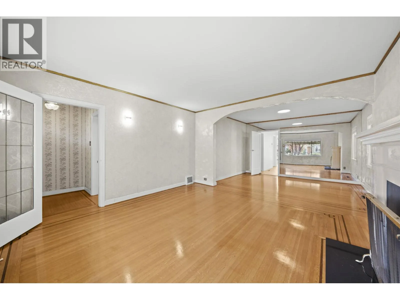 555 W 19TH AVENUE
