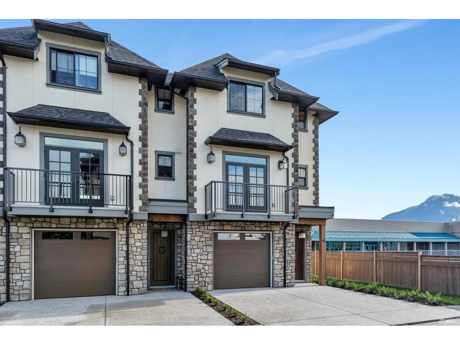 8 6590 FERN STREET|Sardis South