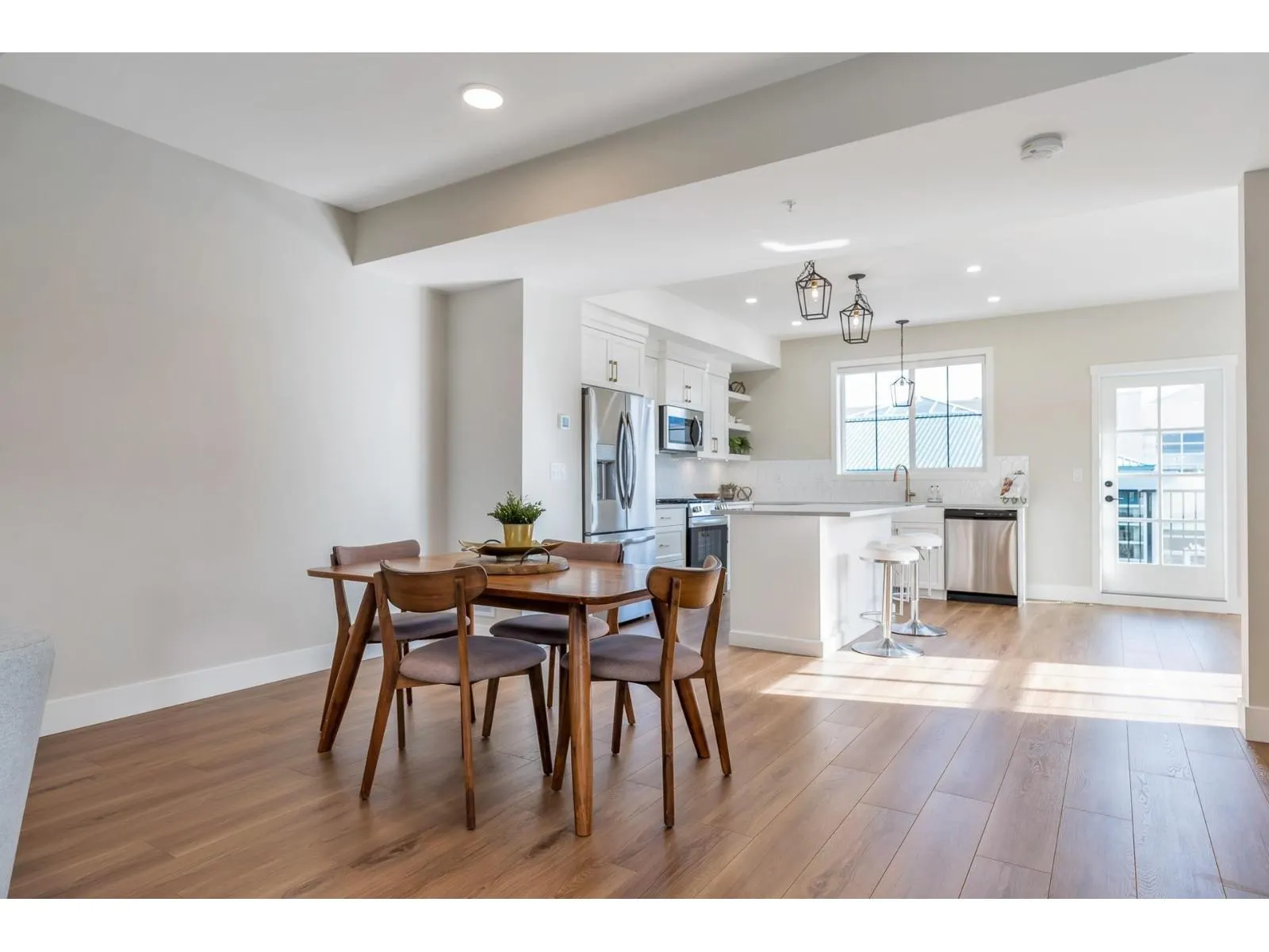 8 6590 FERN STREET|Sardis South