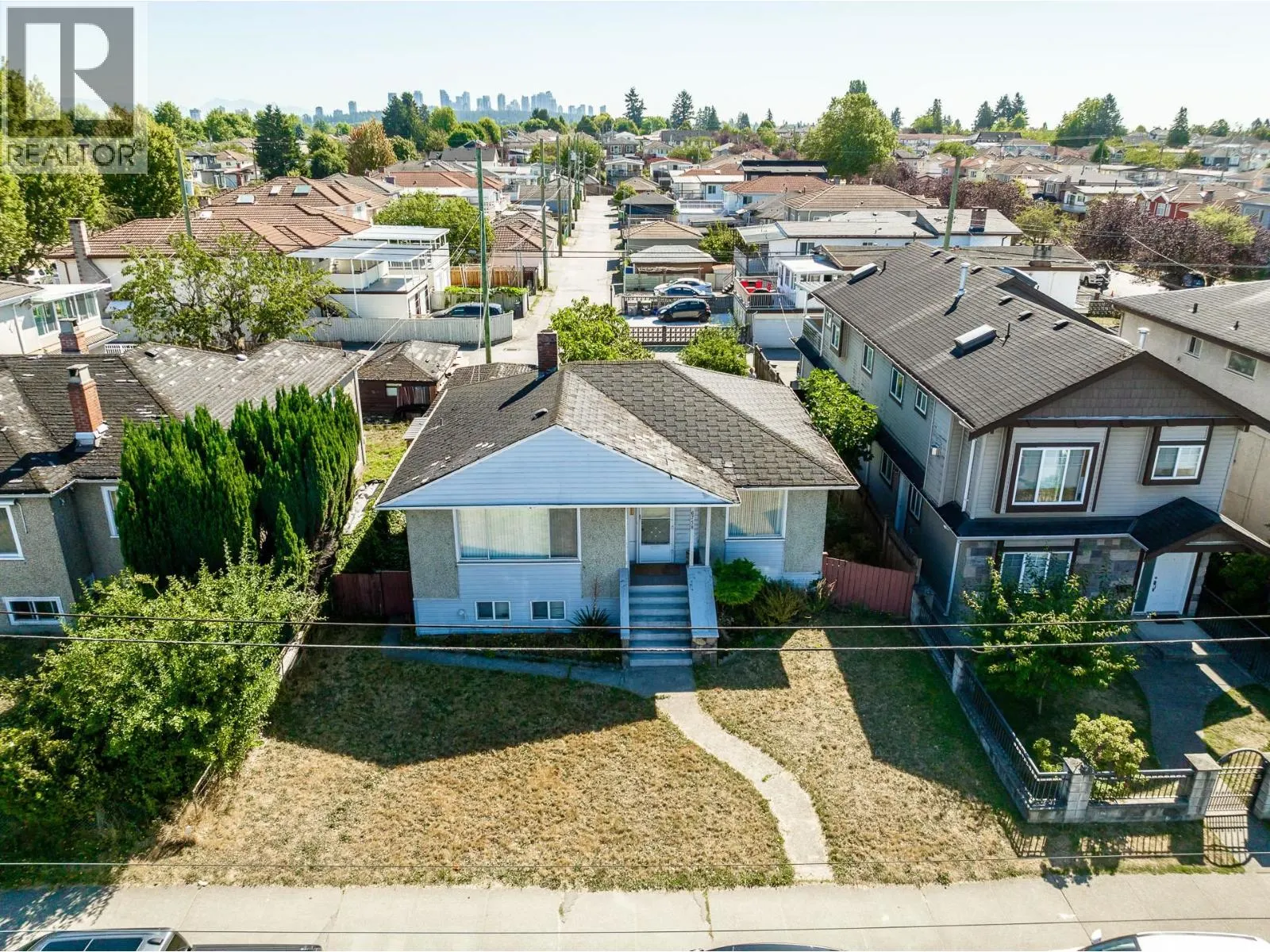 6758 VICTORIA DRIVE