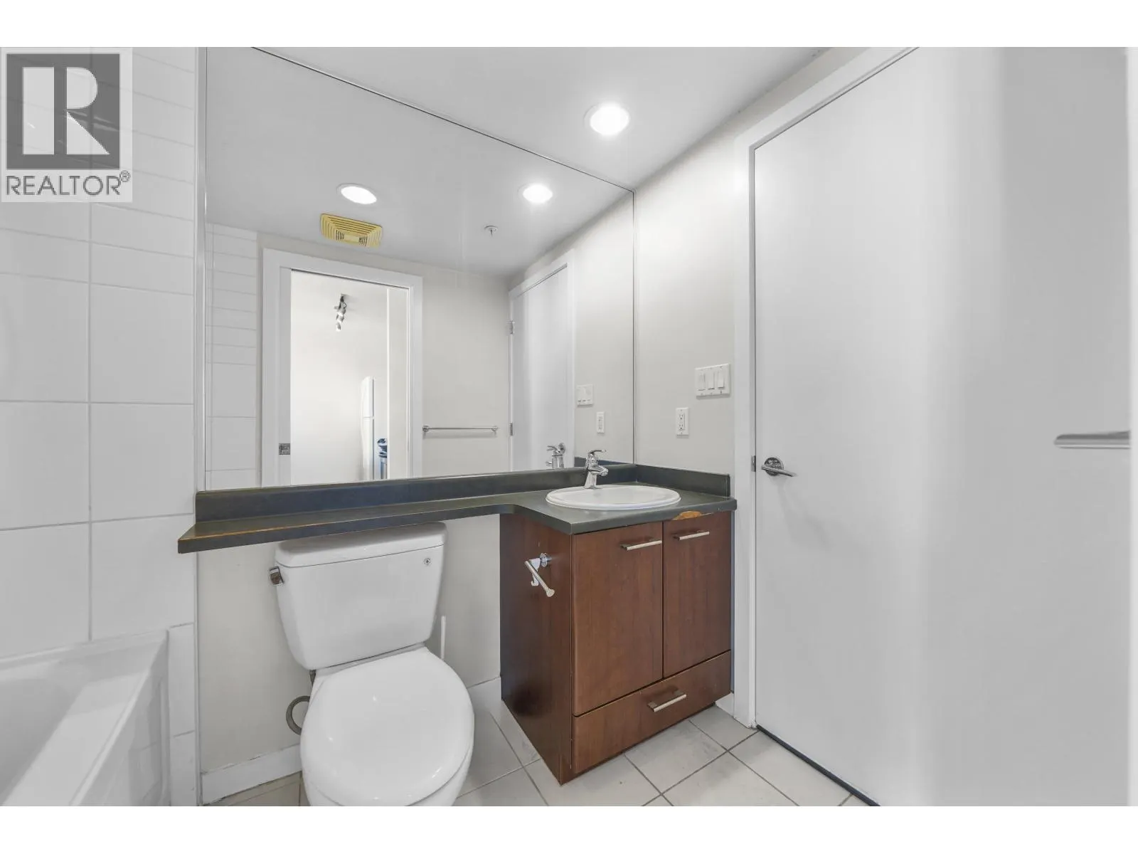 1402 2979 GLEN DRIVE
