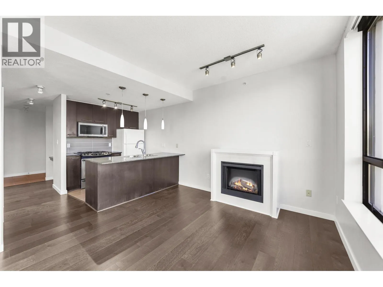 1402 2979 GLEN DRIVE