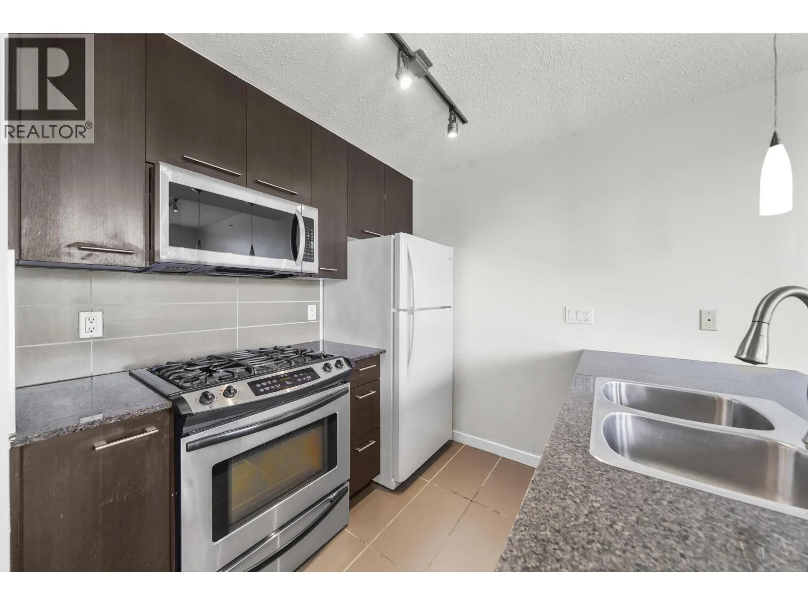 1402 2979 GLEN DRIVE